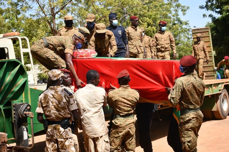 Polémique autour de l’inhumation de FDS: Faux, Cette vidéo date de 2021